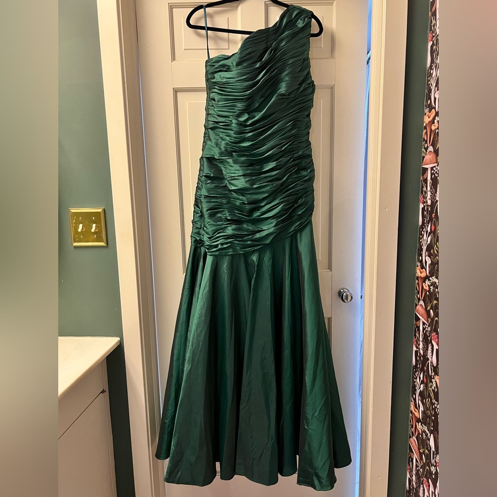 Elegant Green One Shoulder Gown